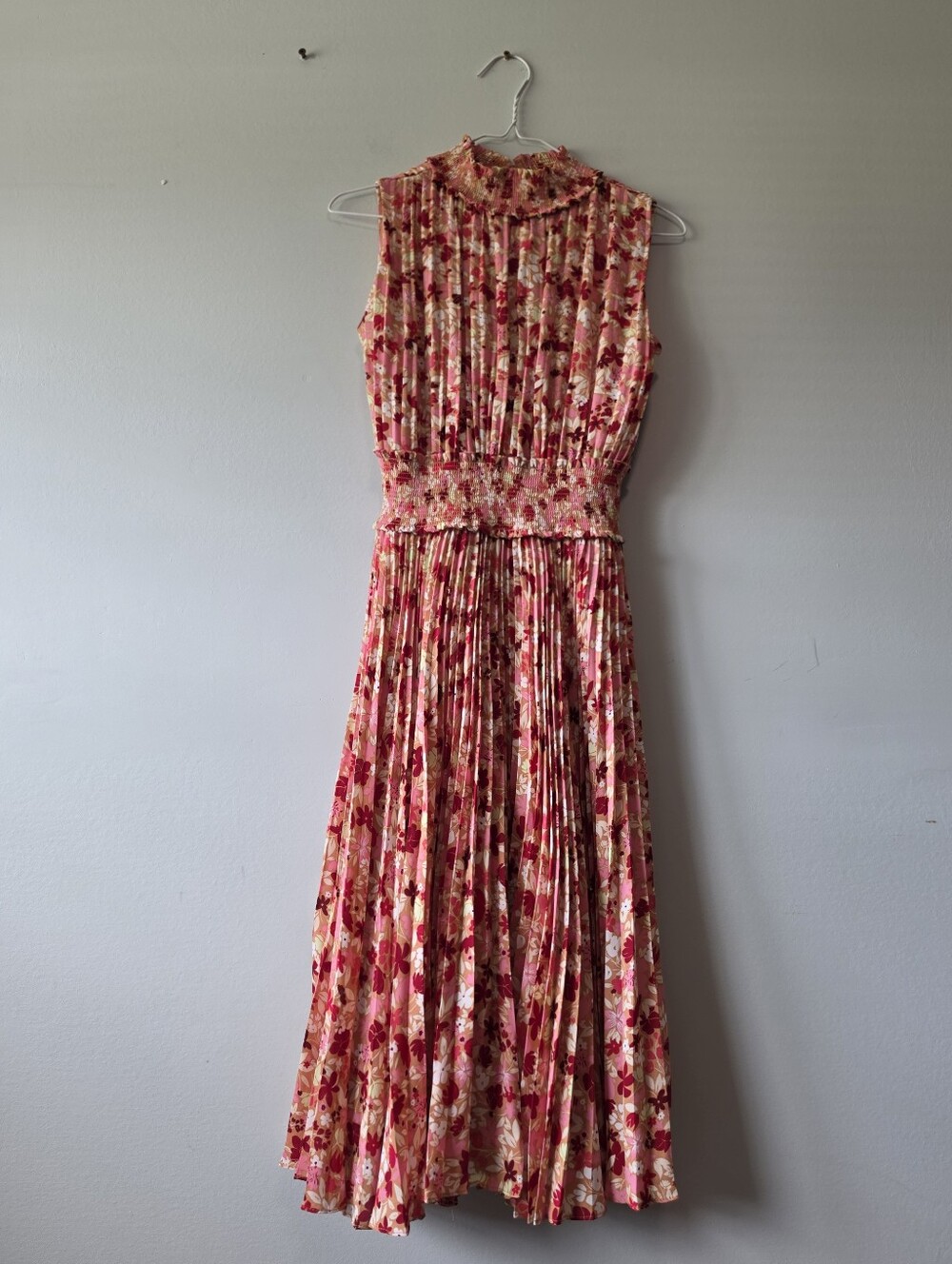 Sleeveless Floral Pleated Midi Dress in Pink and Red